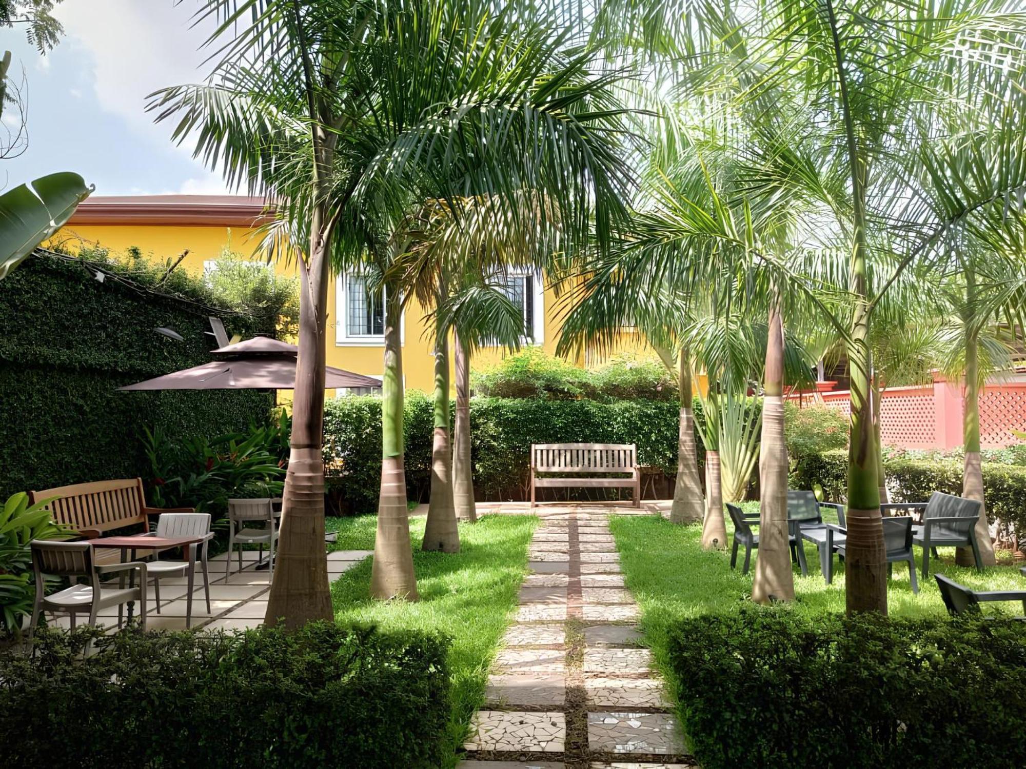 Riad Prince Louis Яунде Экстерьер фото